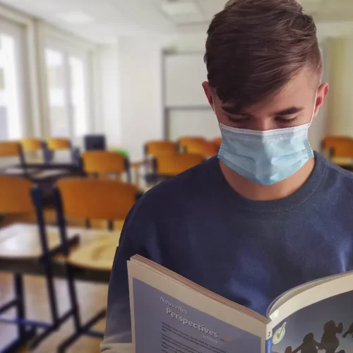 estudiante leyendo libro quirurgica